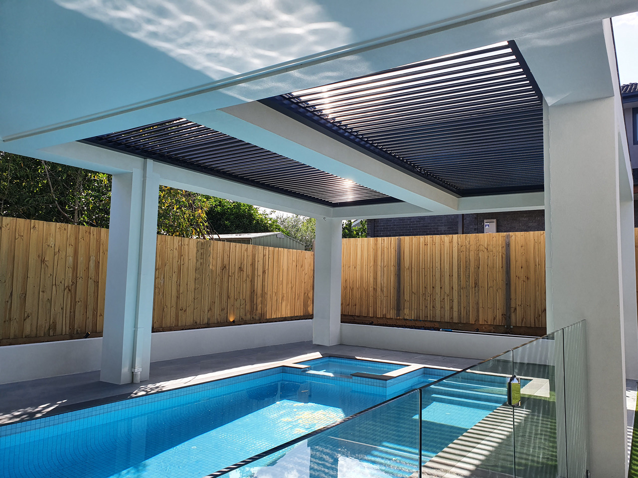 Top 4 Benefits Of Installing Louvre Deck Roof